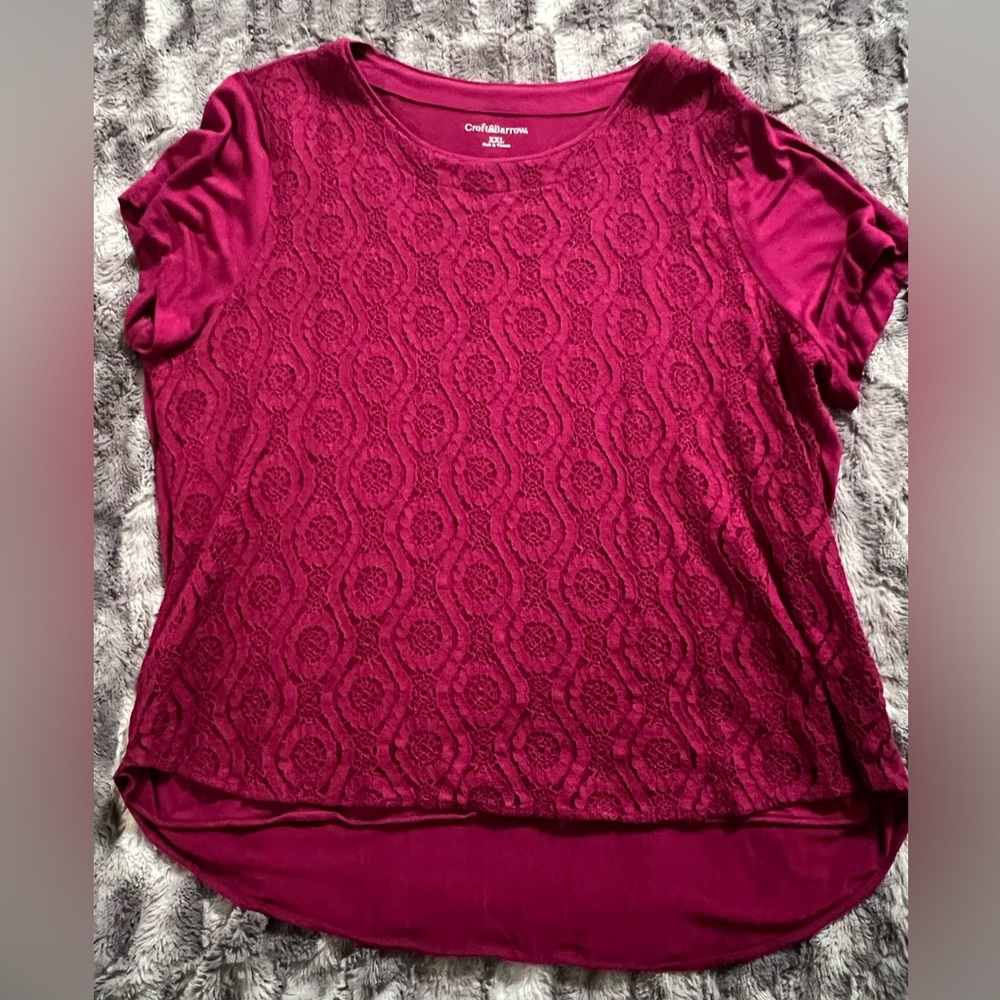 Fuchsia crocheted designed top! Good condition.